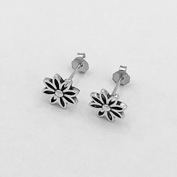 Sterling Silver Daisy Stud Earrings, Flower Earring, Daisies, Floral Earrings - Picture 5 of 9